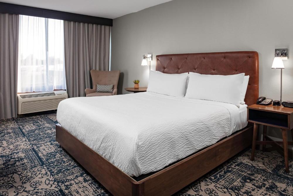 Guest room - King Bed interior